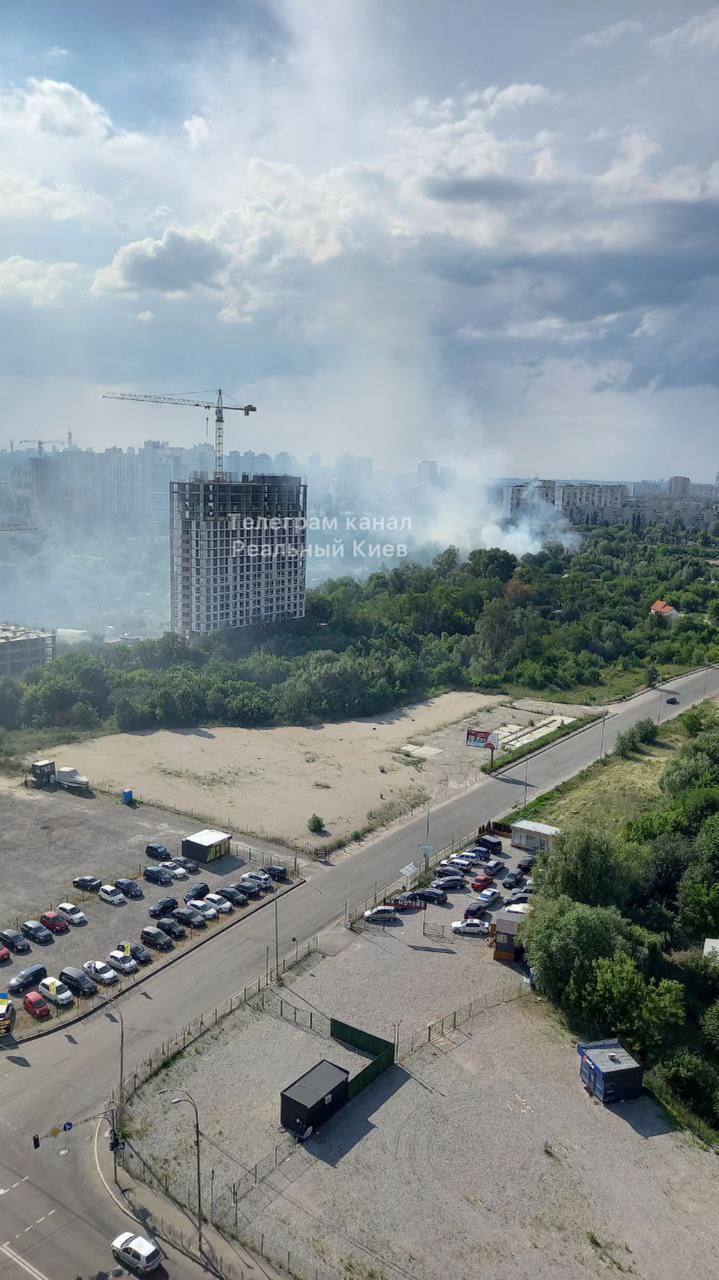 У Києві виникла потужна пожежа
