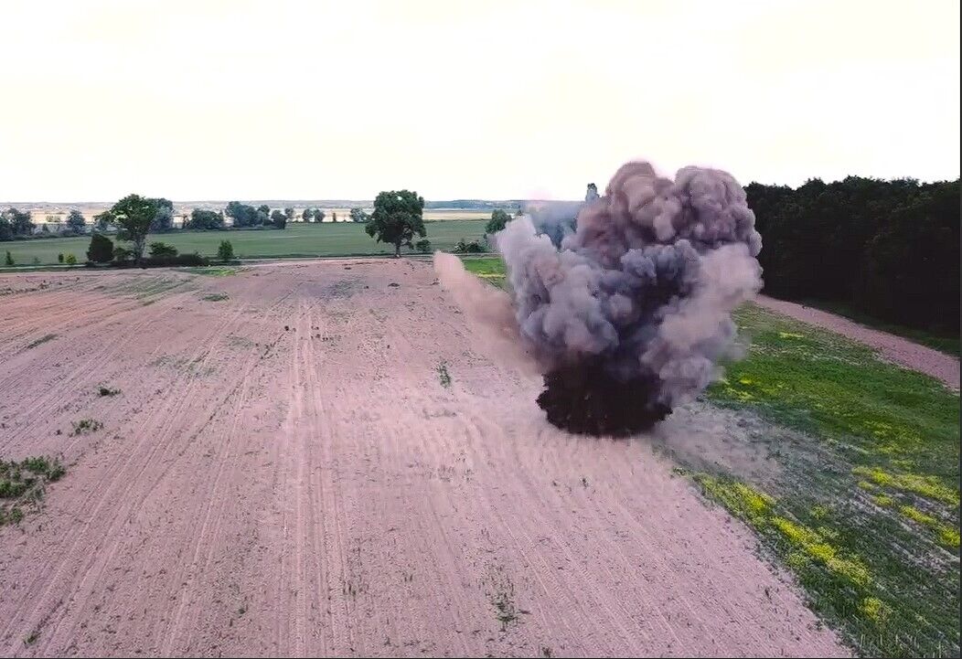 Піротехніки знаходять та знищують вибухонебезпечні предмети.