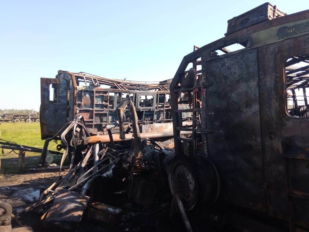 Сгорели боевые машины РФ, прибывшие на ремонт после участия в войне против Украины