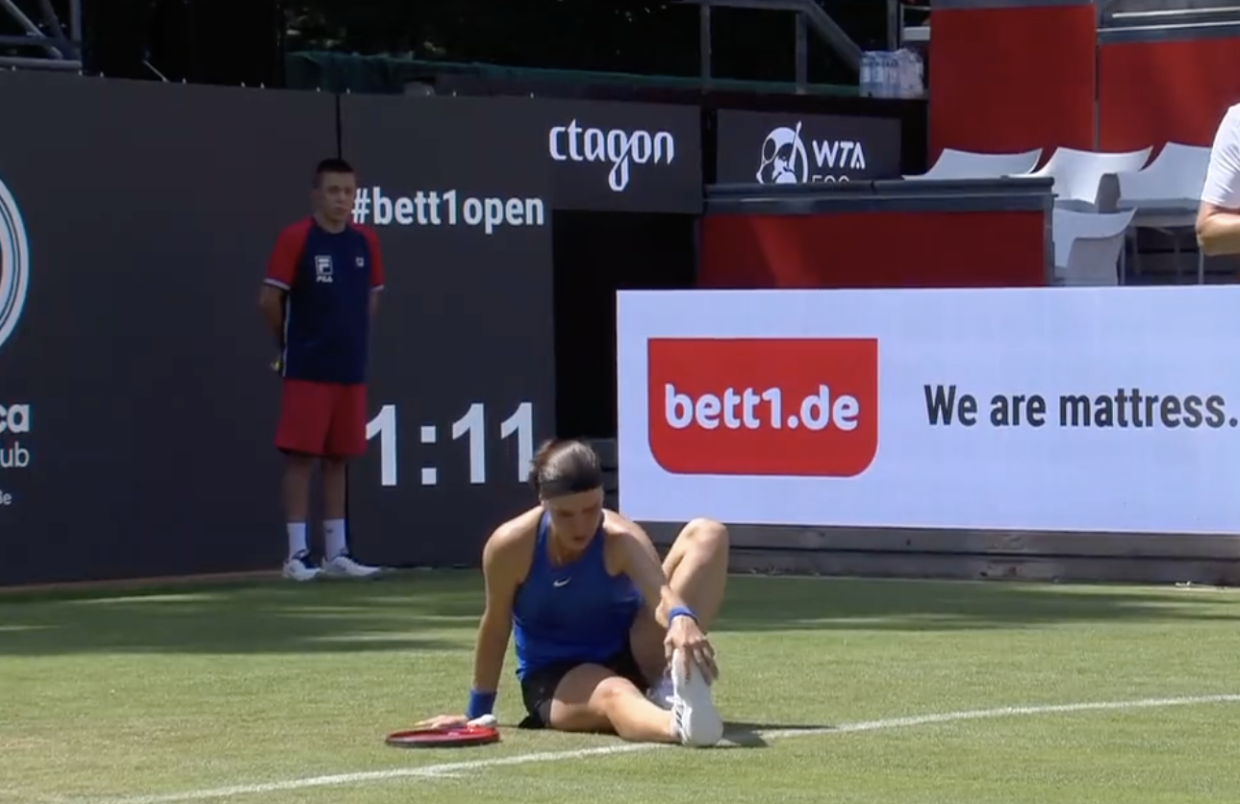 Російська тенісистка допомогла українці, коли вона впала на корт і зі сльозами на очах схопилася за ногу
