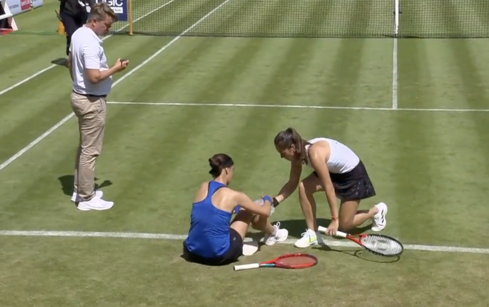 Российская теннисистка помогла украинке, когда она упала на корт и со слезами на глазах схватилась за ногу