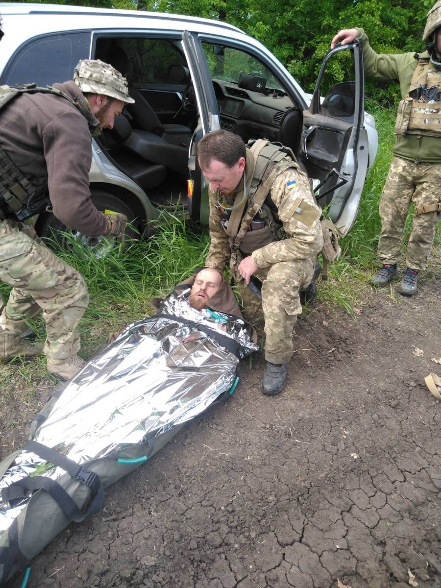 Українського захисники евакуювали з поля бою