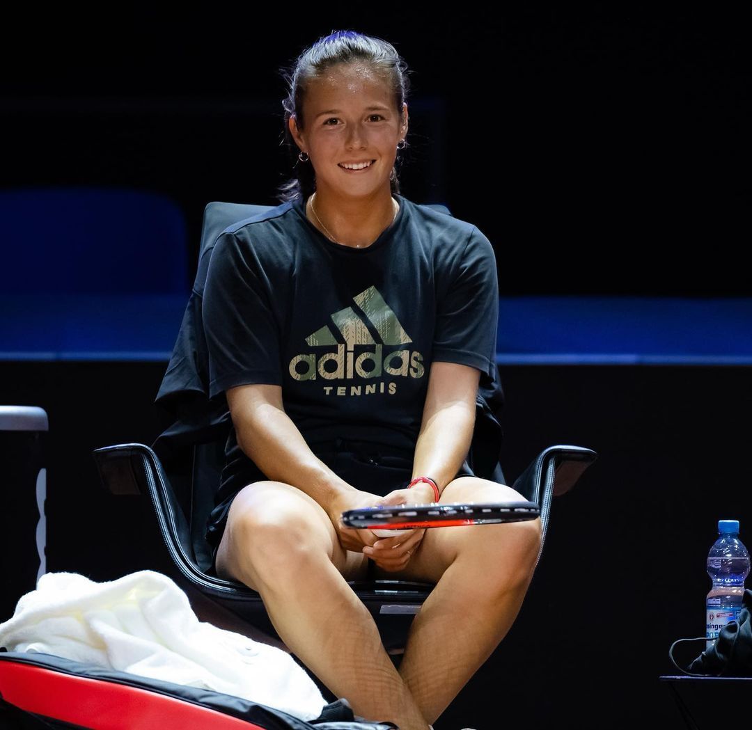 Російська тенісистка допомогла українці, коли вона впала на корт і зі сльозами на очах схопилася за ногу