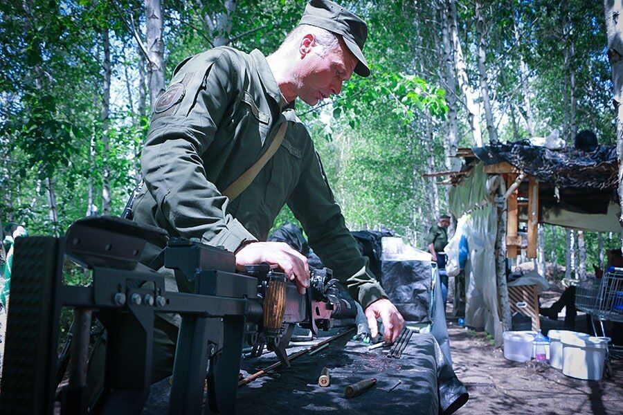 Бойцы Национальной гвардии Украины укрепляют фортификационные сооружения в Харькове и вокруг него