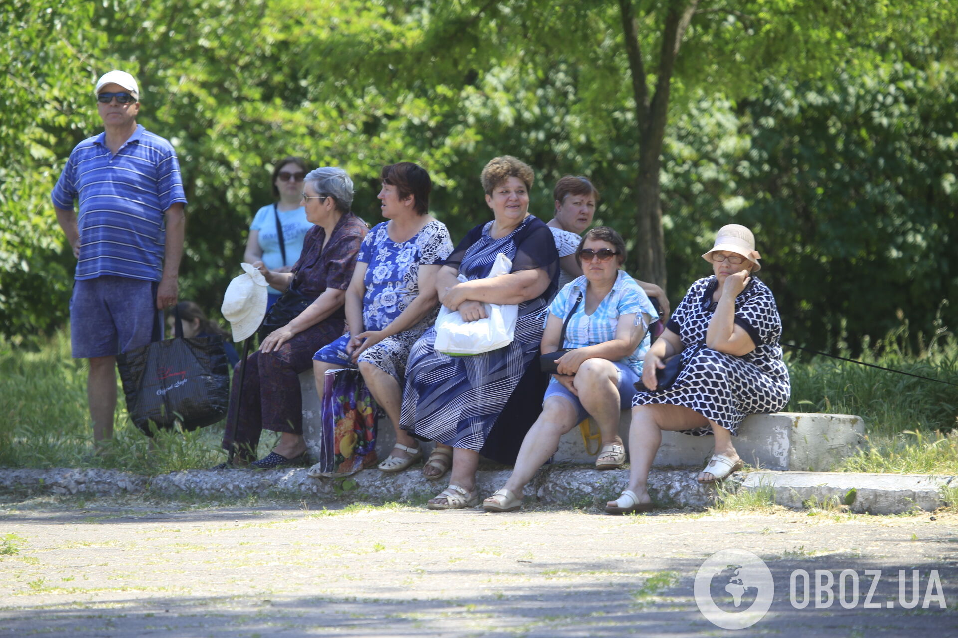 Люди намагаються жити у місті під постійними обстрілами