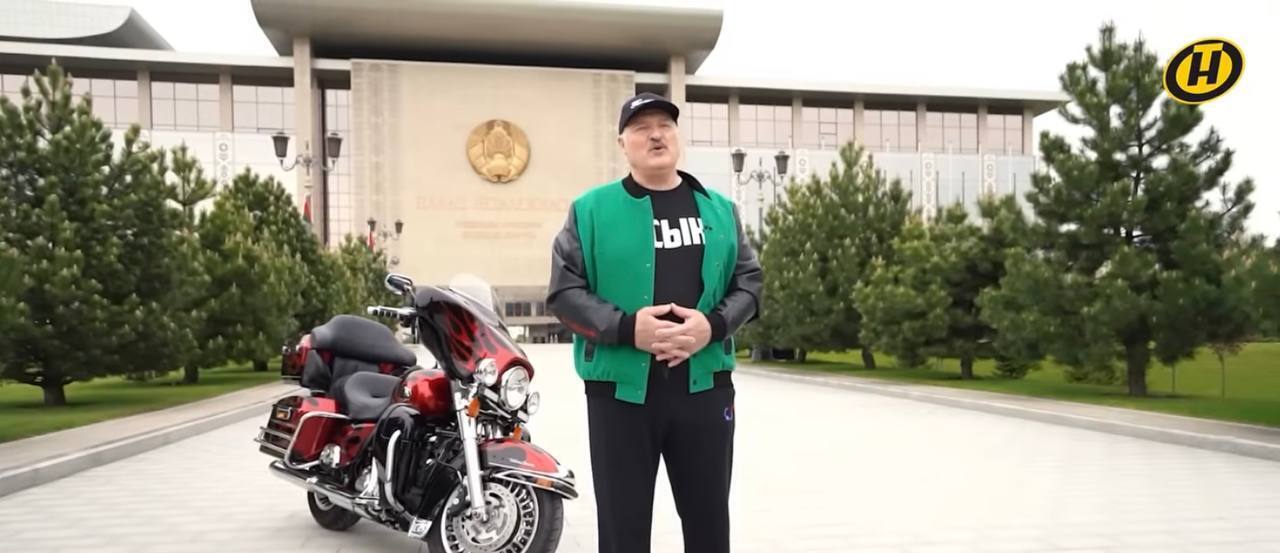 Лукашенко возле мотоцикла обратился к выпускникам