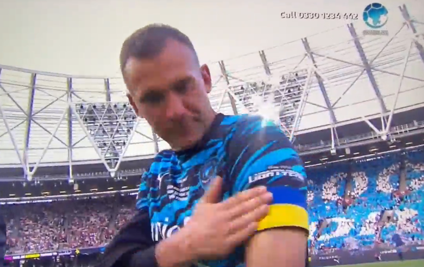 Шевченко поцеловал повязку в цветах Украины перед матчем за сборную мира: эмоциональное видео