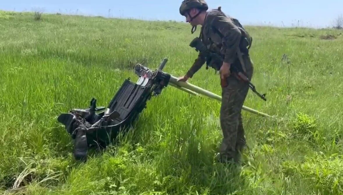 Украинские воины нашли посреди поля катапультное кресло от российского самолета