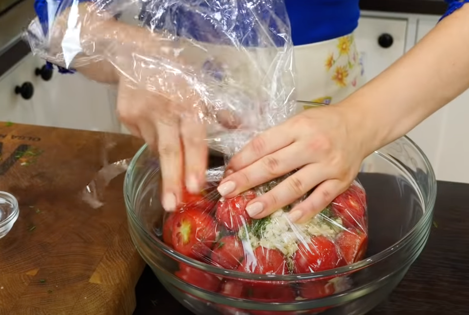 Как мариновать помидоры в пакете