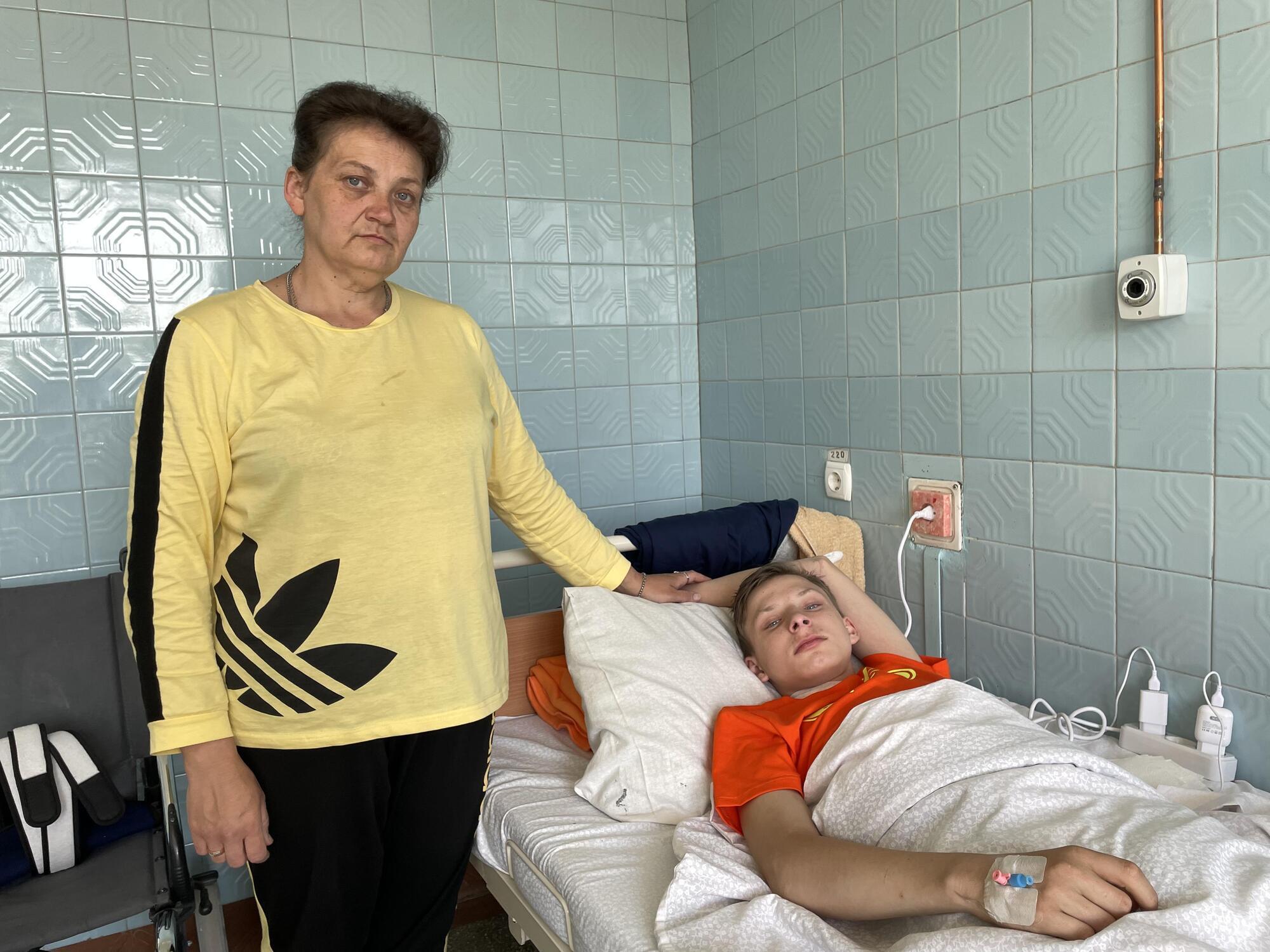 Обломок снаряда попал в легкое: во Львове врачи спасли подростка, пострадавшего от российского обстрела