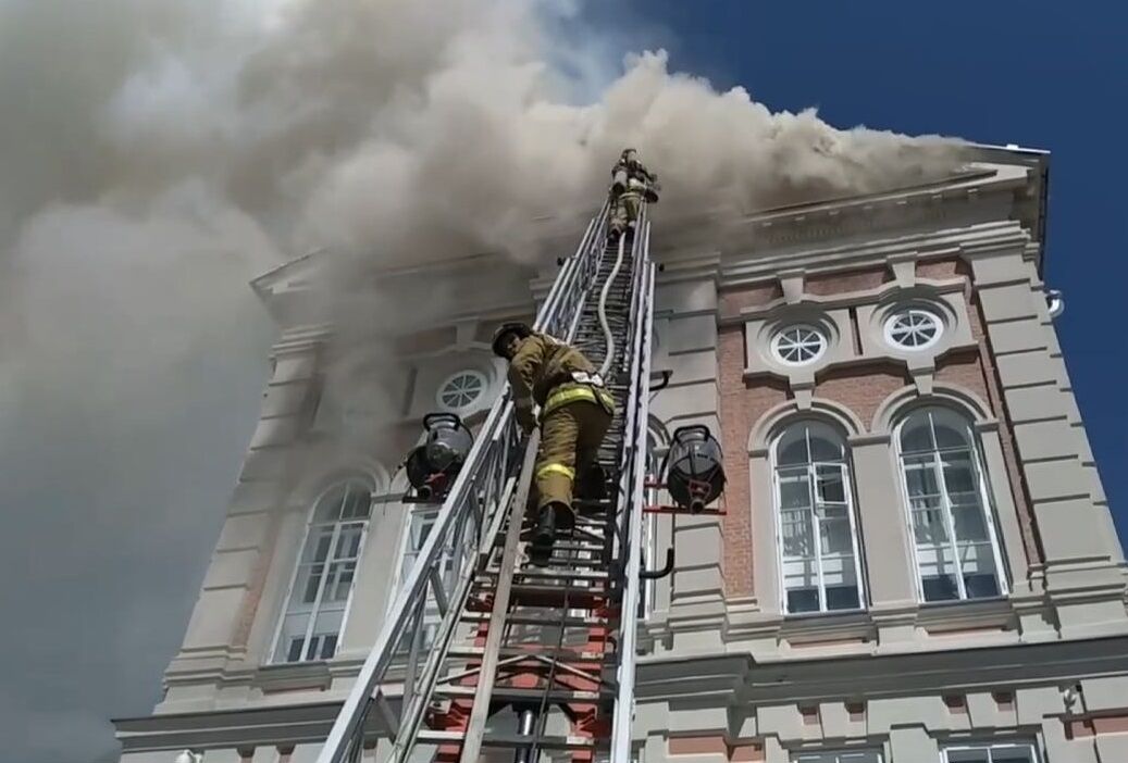 В Казани горит здание молодежной организации