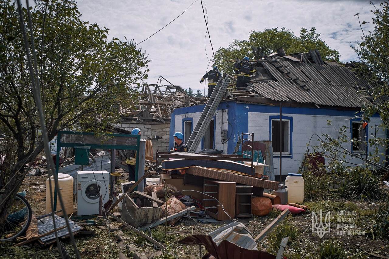 Люди винесли надвір уціліле майно.