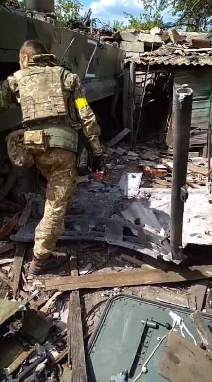 Украинский воин ищет тела уничтоженных врагов