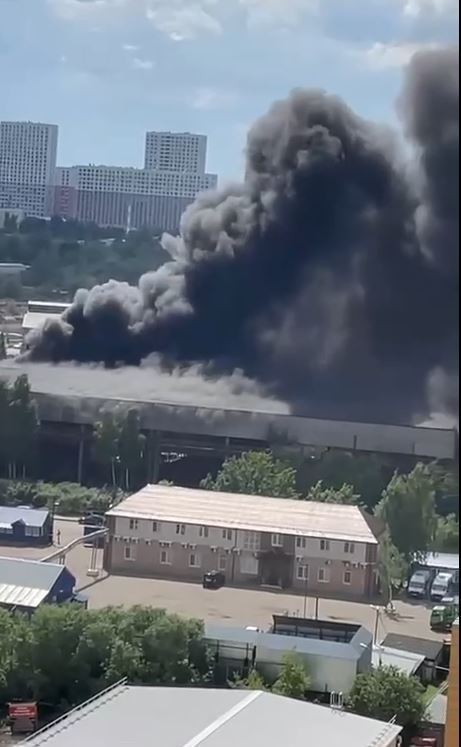 В Москве горит лакокрасочный завод