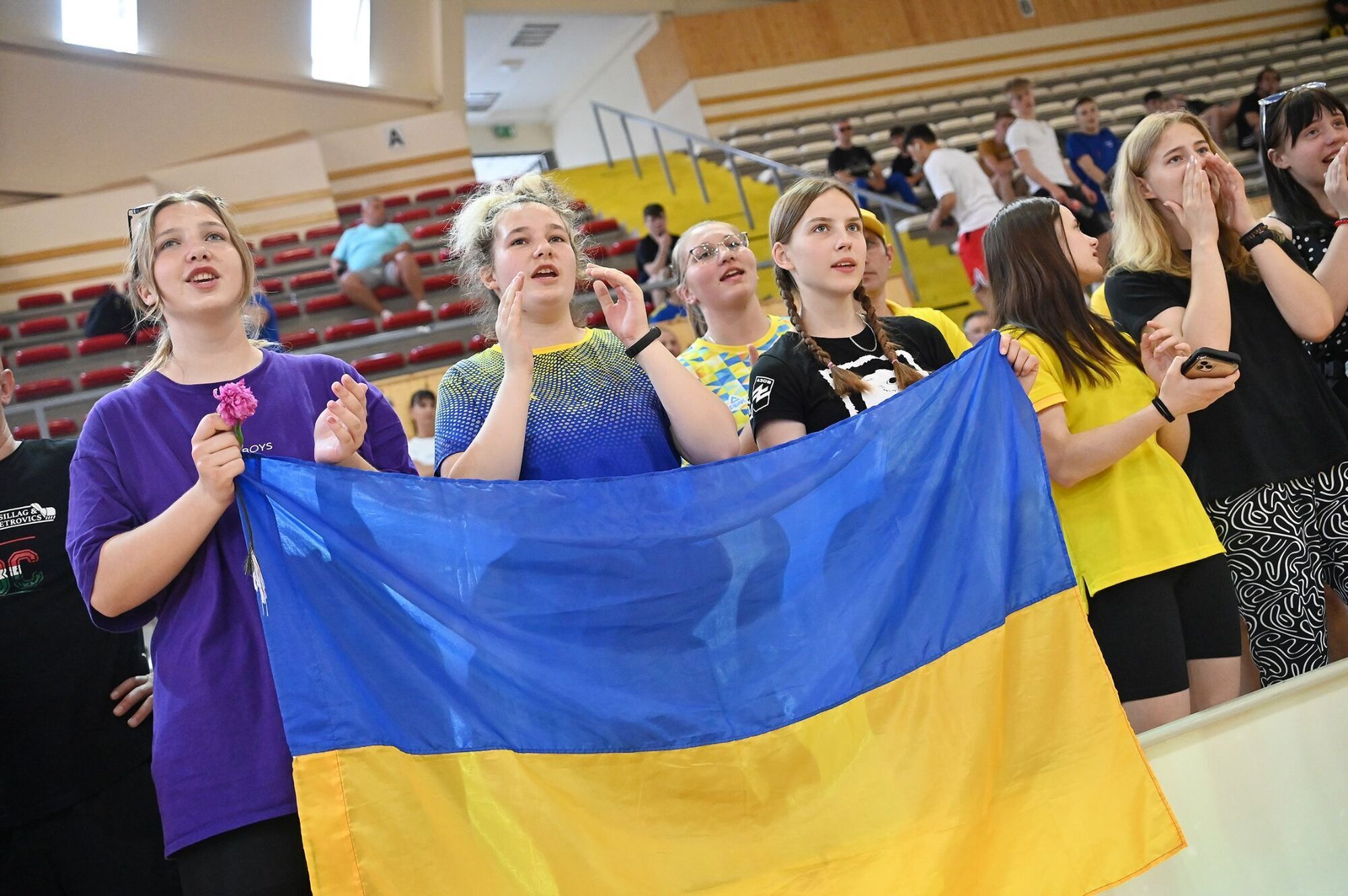 Українку змусили прибрати прапор "Азова" на нагородженні в Угорщині, яка зайняла проросійську позицію