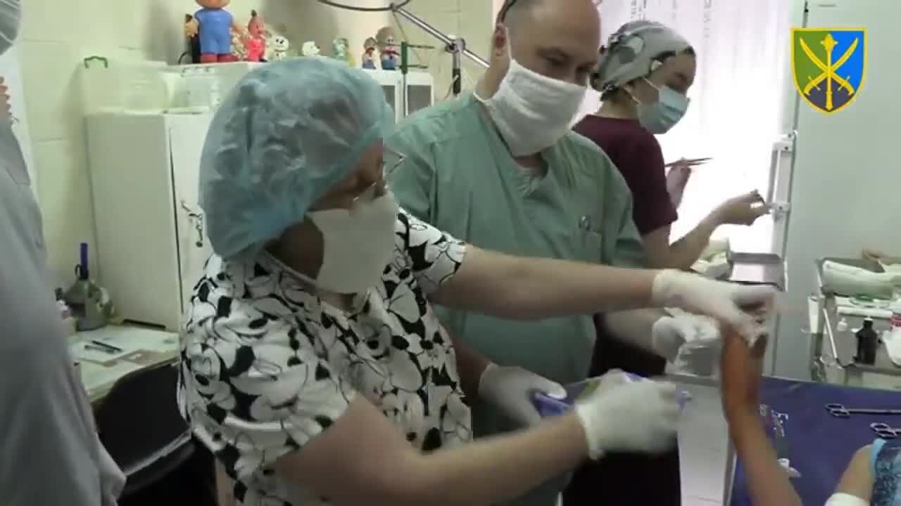 В больнице Запорожья спасают детей, пострадавших от вражеских обстрелов: помощь им привезли военные. Видео
