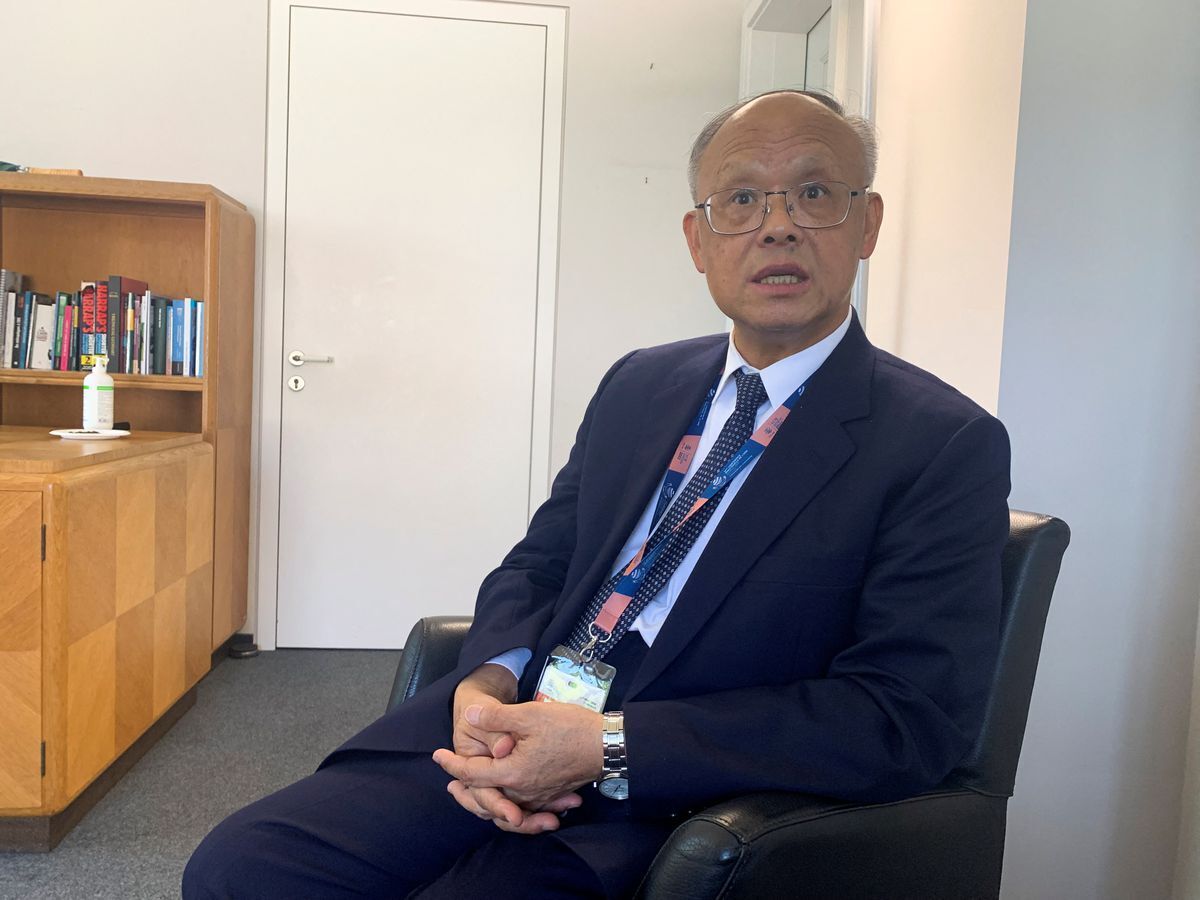 Главный торговый переговорщик Тайваня Джон Денг дает интервью в Женеве.