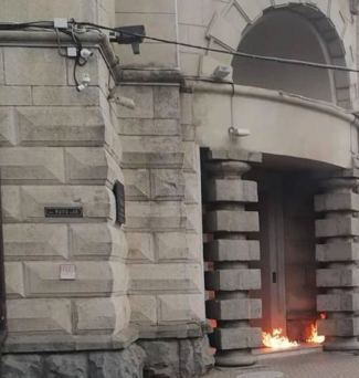 В РФ подожгли здание ФСБ