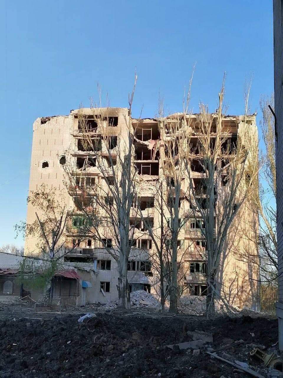 Многоэтажка, в которой жили мирные украинцы