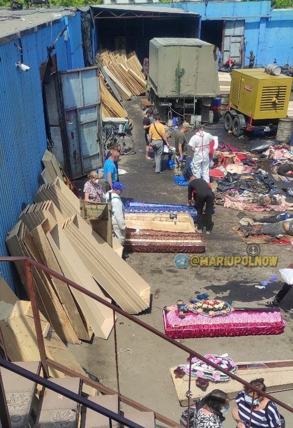 Оккупанты складируют тела погибших мариупольцев прямо на улице