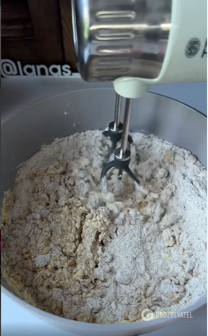 Пиріг із ревенем: як зробити начинку солодкою та м'якою