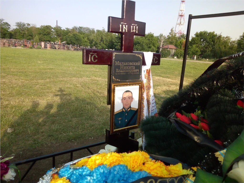 На могилу ликвидированного в Украине оккупанта принесли венок в цветах украинского флага