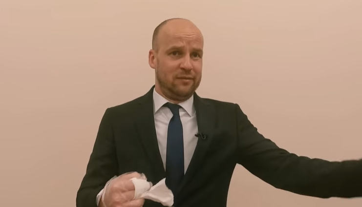 Юрій Великий показав відео про те, як Путін ходить у туалет.