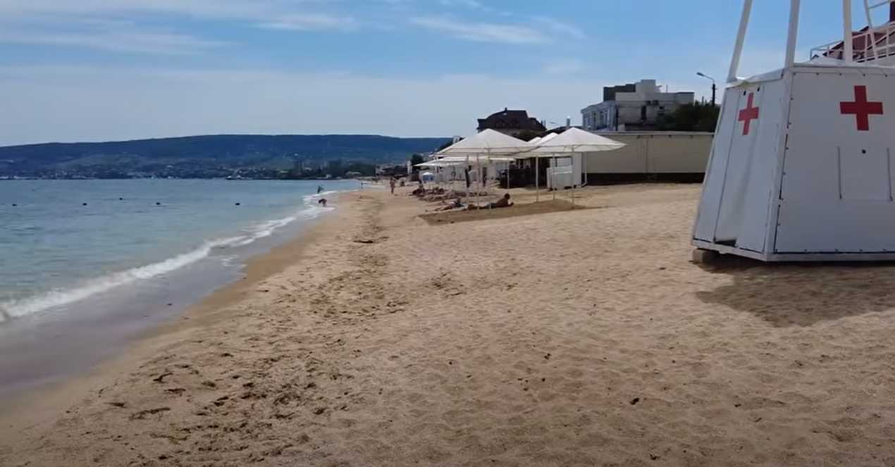 Феодосия "Второй городской пляж" в середине июня.