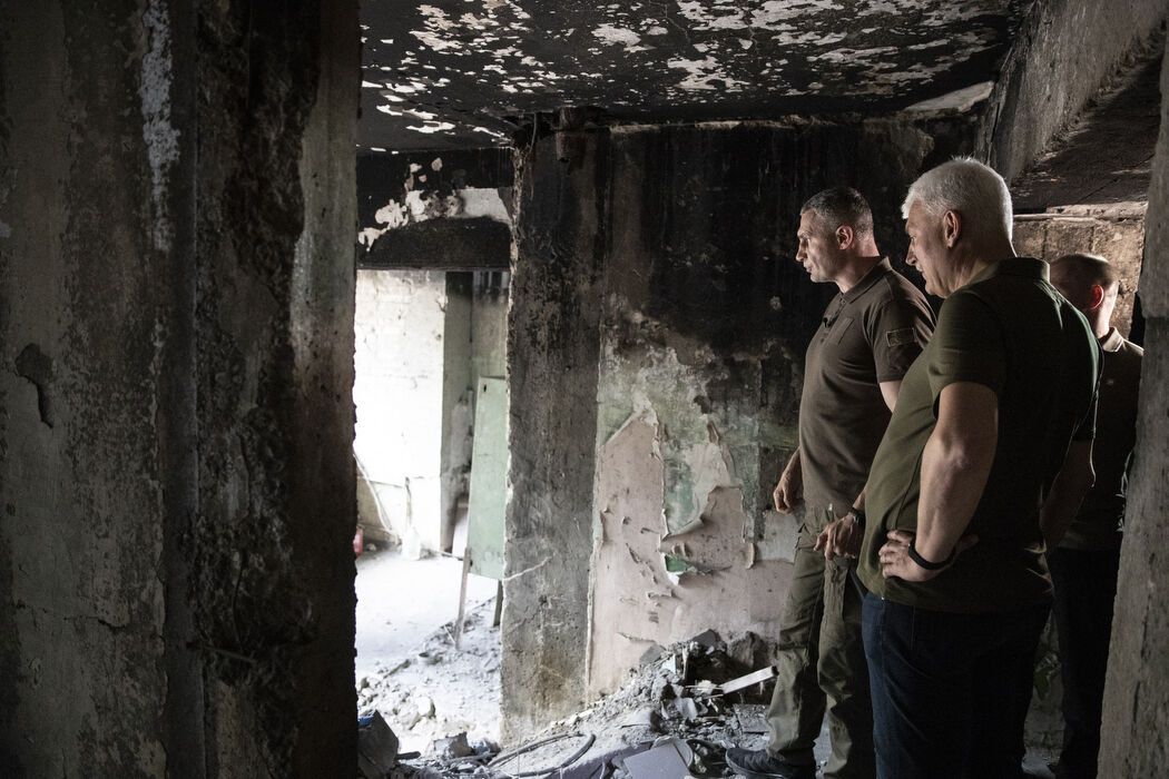 Кличко перевірив, як тривають відновлювальні роботи у пошкодженому російською ракетою багатоквартирному будинку