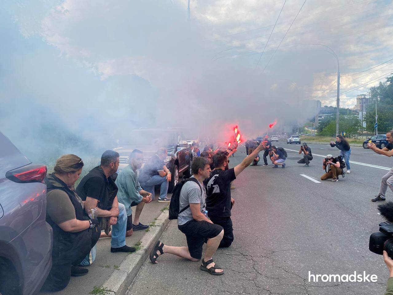 Погибшего активиста встретили стоя на коленях.