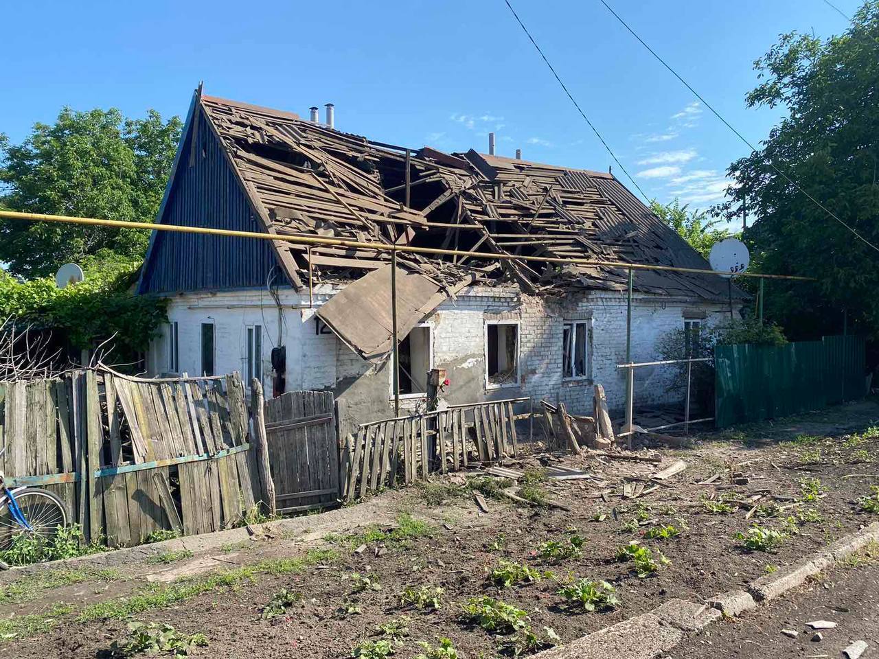 Під вогонь окупантів потрапили будинки мирних жителів Гуляйполя, пошкоджено лінії електропередач. Фото