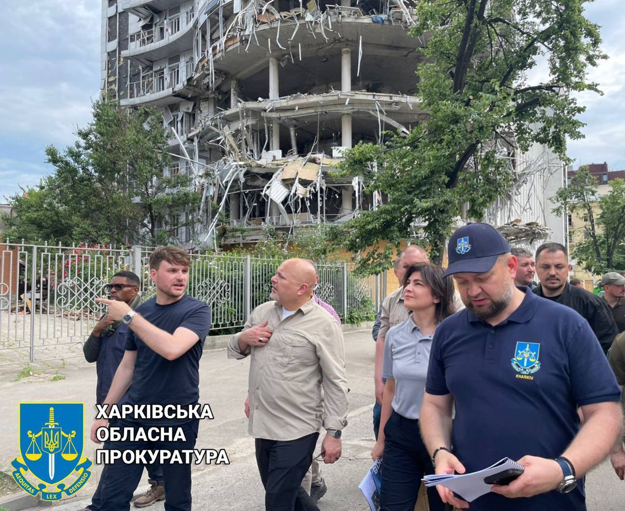 Прокурор суда в Гааге побывал на местах военных преступление российских оккупантов в Харькове. Фото