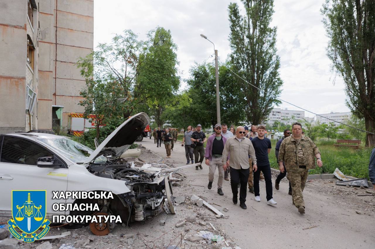 Прокурор суда в Гааге побывал на местах военных преступление российских оккупантов в Харькове. Фото