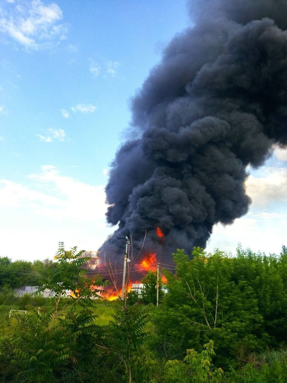 У Пологах сталася пожежа на хімзаводі: в Запорізькій ОВА розкрили деталі інциденту. Фото