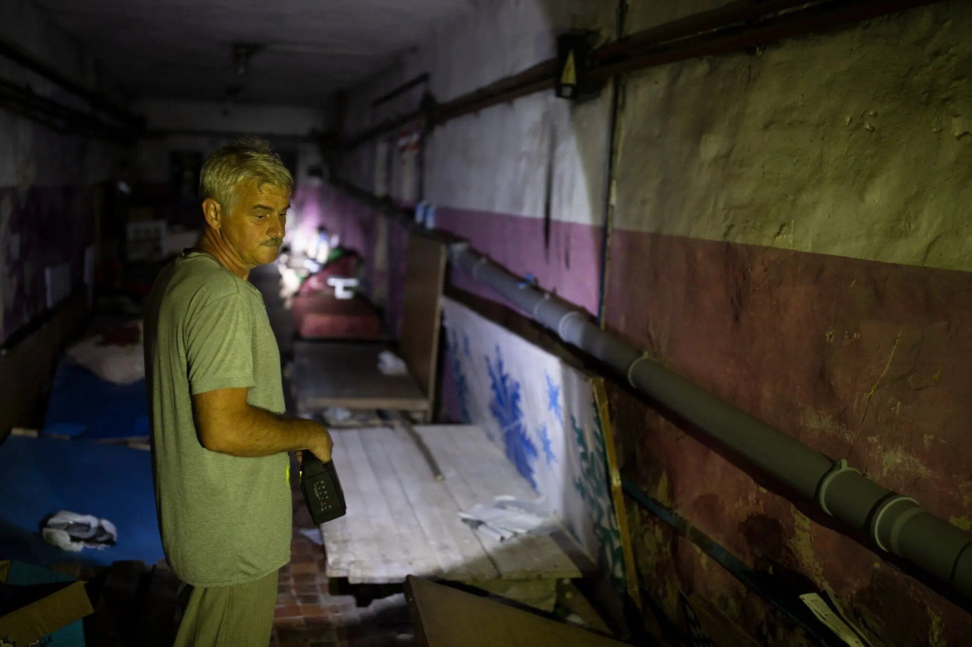 От обстрелов жители Лисичанска прячутся в подвалах домов