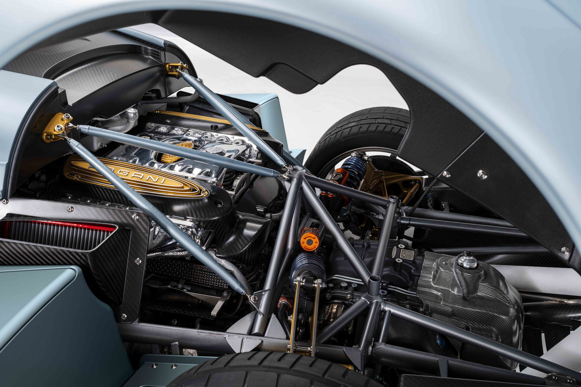 Автомобіль отримав двигун Pagani V12, який розвиває потужність 851 к.с.