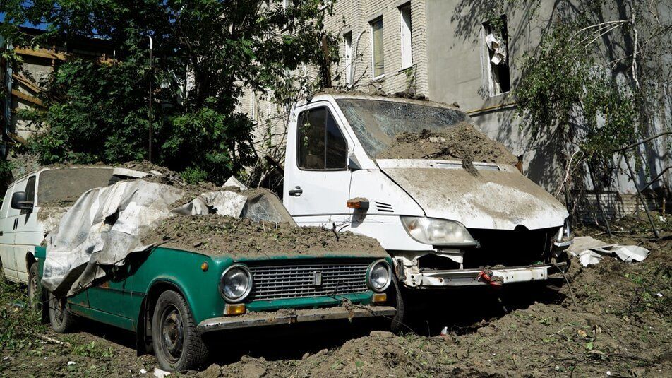 Під удар потрапили також авто.