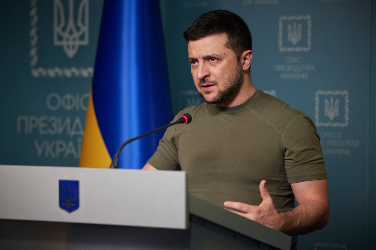Володимир Зеленський одягає футболки, куртки та флісові кофти навіть на офіційні зустрічі.