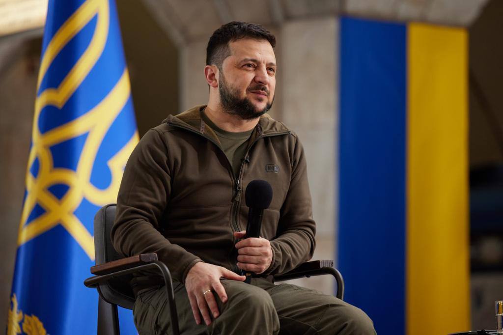 Володимир Зеленський своїм одягом демонструє свій зв'язок із захисниками України.