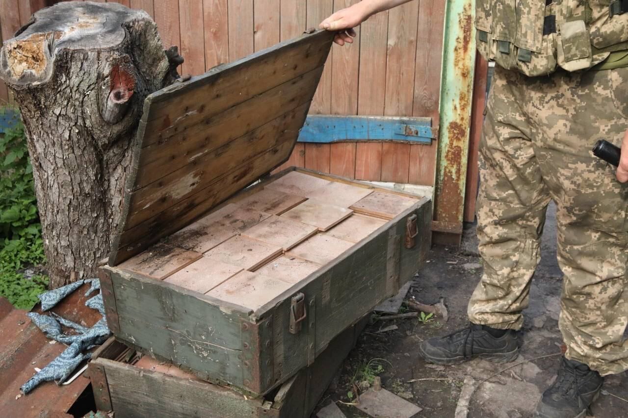 Окупанти сховали викрадену в українців плитку в ящики з-під боєприпасів