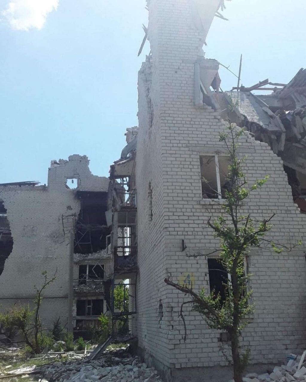 На Луганщине враг разрушает жилые дома