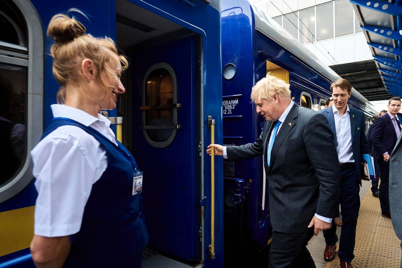 Премьер Великобритании приехал в Киев на поезде