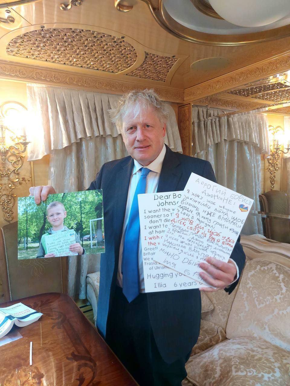 Борис Джонсон із фотографією та листом української дитини