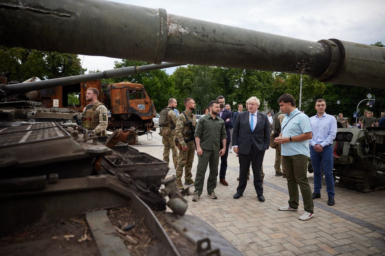 Зеленский с Джонсоном посетили выставку уничтоженной военной техники РФ