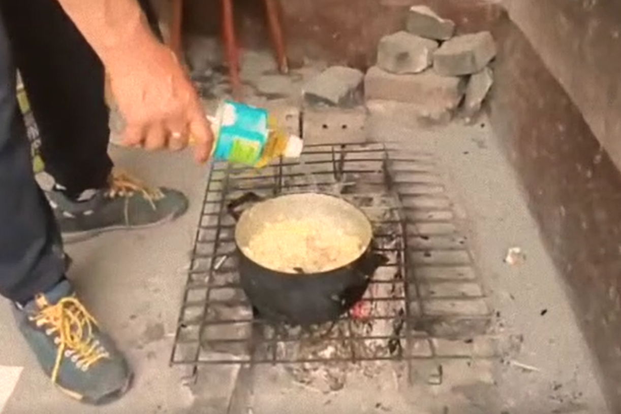 Жители готовят еду на улицах.