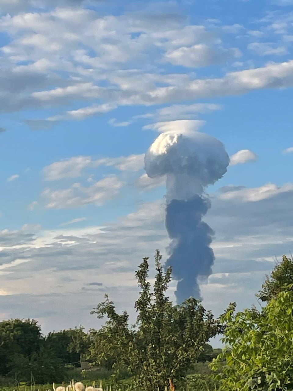 У Дніпрі повідомляють про вибухи.