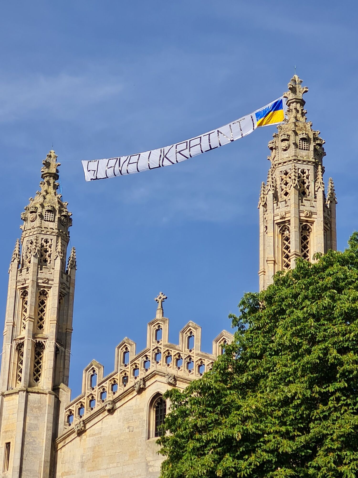 В Кембридже над часовней Королевского колледжа вывесили надпись ''Слава Украине!''. Фото