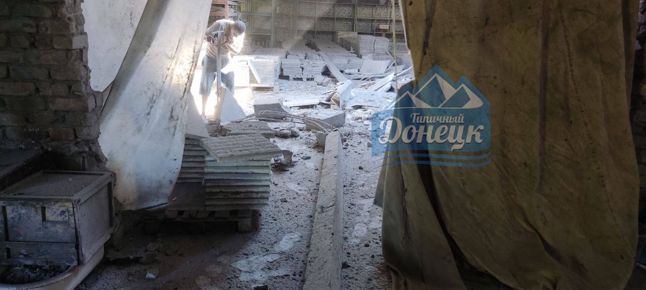 Последствия обстрела завода "Продмаш" в Донецке