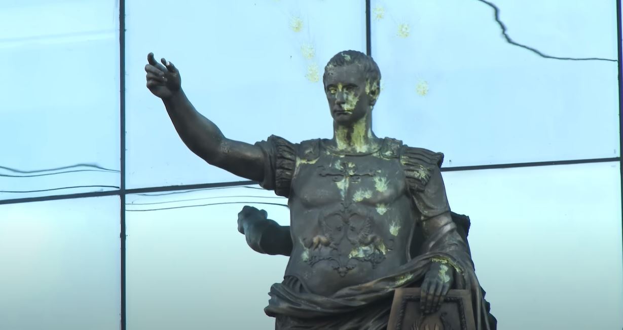 У РФ розстріляли статую Путіна