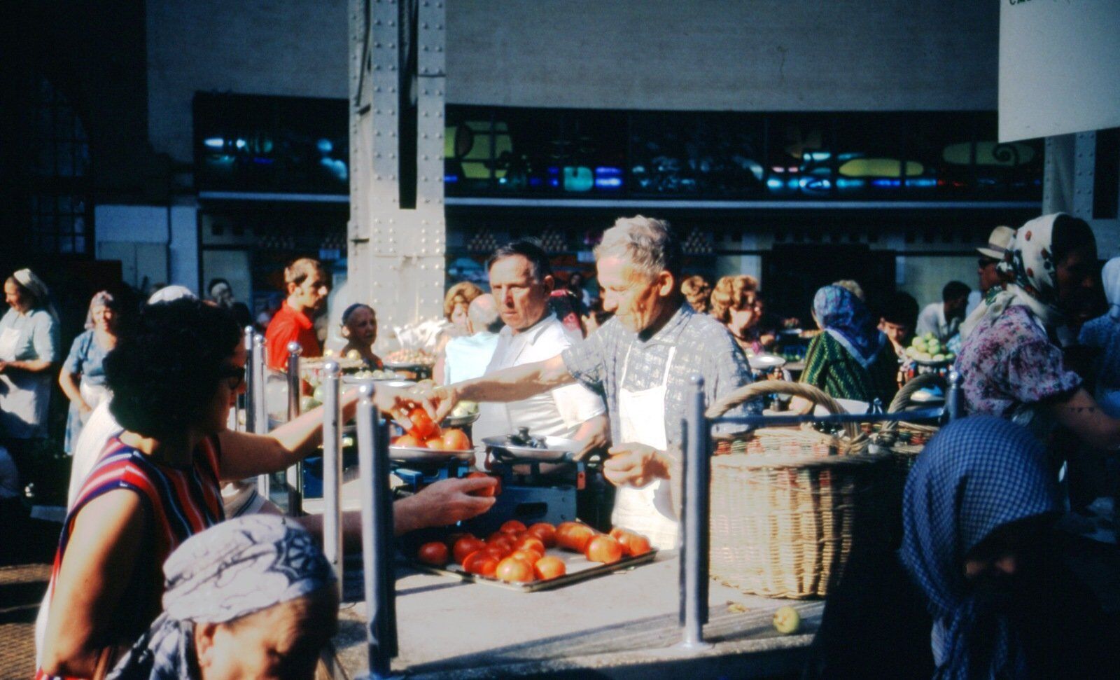 В сети показали, сколько стоили продукты на Бессарабском рынке в Киеве в 1972 году. Уникальные фото